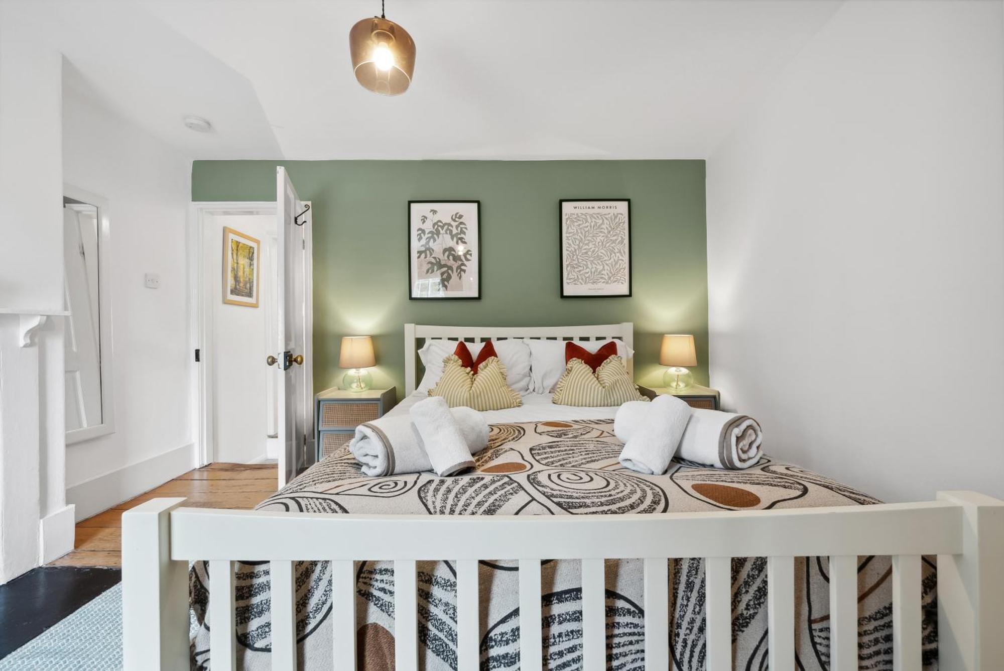 2-Bedroom Stylish & Gorgeous Westgate Cottage Retreat, Central Winchester, Free On-Street Parking Permit, With Garden, Close To Cathedral - Sleeps 6, Pets Are Welcome, Summer Special Offer! - By Blue Puffin Stays Exteriör bild